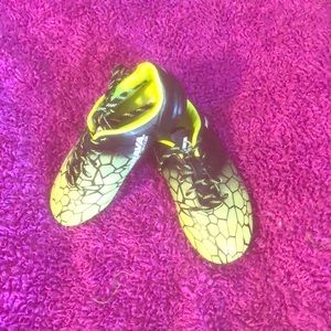 Soccer shoes